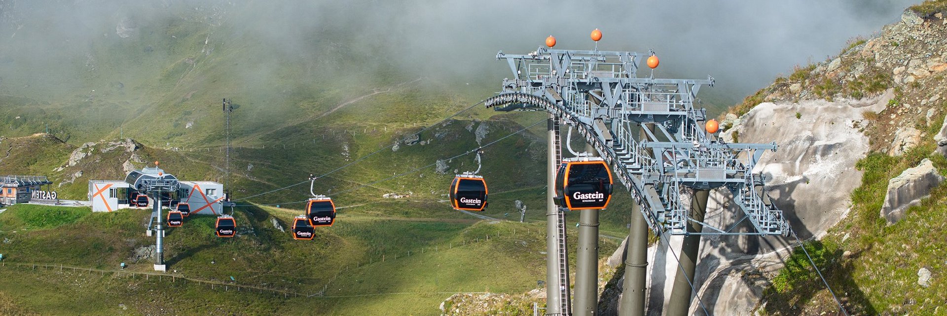 Dieses Bild zeigt die Schlossalm-Bergstation, eine Stütze und Gondeln