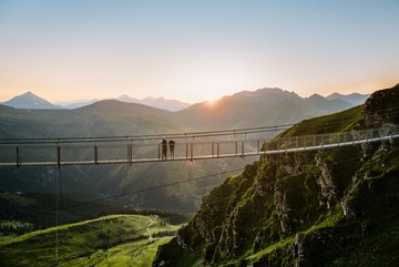 Das Bild zeigt die abendliche Stimmung auf der stubnerkogel Hängebrücke