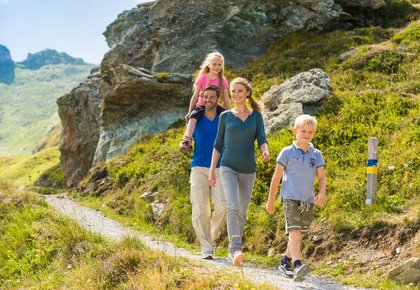 Eine Familie mit Kindern wandert im Sommer in Gastein